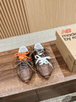 Sneakers marroni con lacci colorati, scatola New Balance, stile elegante e stile personalizzato.