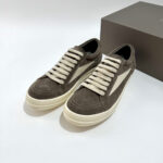Scarpe sneakers in camoscio marrone con suola bianca, stile casual e moderno.