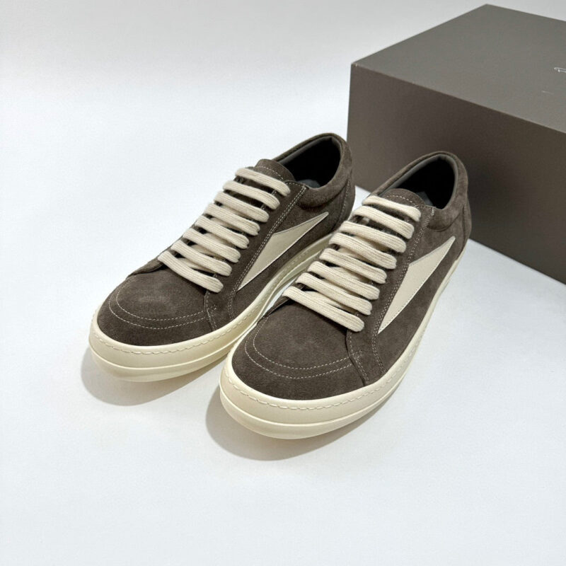 Scarpe sneakers in camoscio marrone con suola bianca, stile casual e moderno.