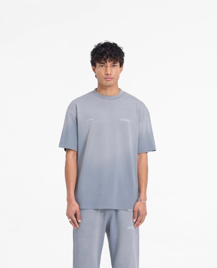 Uomo con outfit casual gradient e capelli ricci, stile moderno e confortevole.