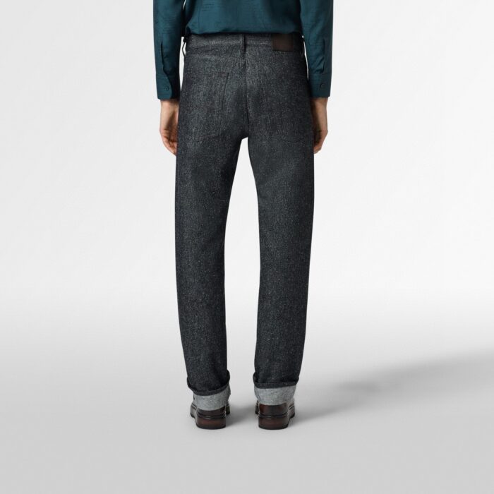 Pantaloni moderni con risvolto, stile casual chic, tessuto textured, look confortevole e di tendenza.