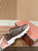 Sneaker donna in brown con suola bianca robusta, stile trendy, lavorazione dettagliata e design versatile.