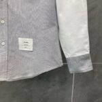 Camicia moderna con contrasto di colori e dettagli eleganti su sfondo gris slate.