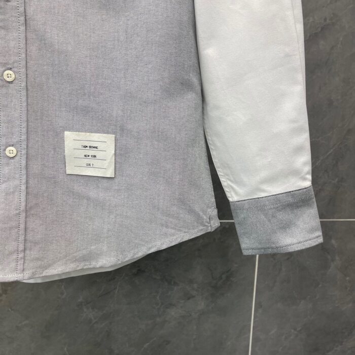 Camicia moderna con contrasto di colori e dettagli eleganti su sfondo gris slate.