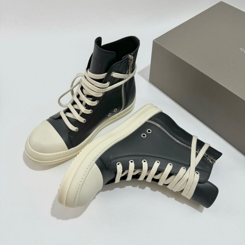 Sneakers alte nere in pelle con dettagli crema, stile moderno, elegante e versatile per ogni outfit.