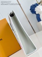 Organizer triangolare colorato con design moderno, ideale per accessori e cancelleria alla moda.