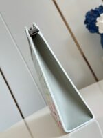 Taccuino moderno con chiusura metallica colorata, design elegante e spazio organizzato per creatività.