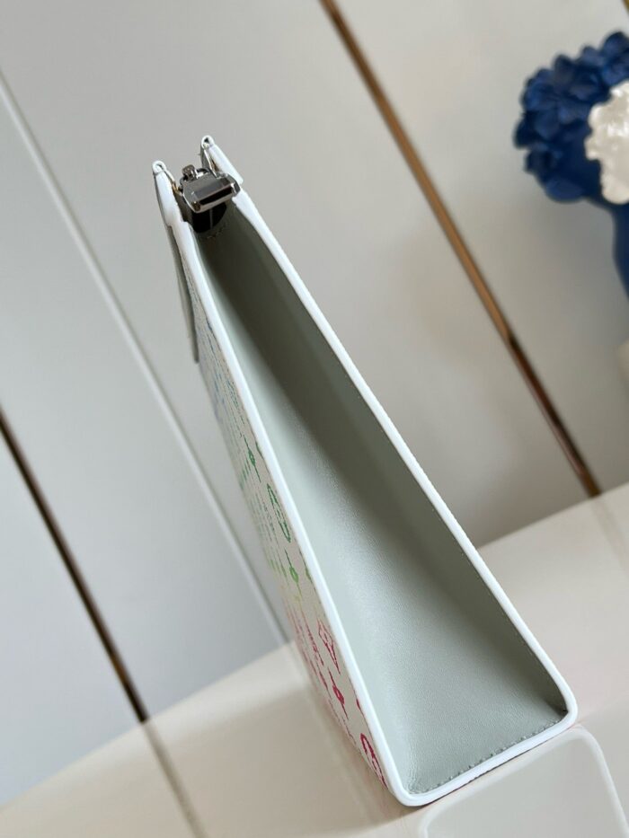 Taccuino moderno con chiusura metallica colorata, design elegante e spazio organizzato per creatività.