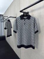 Polo moderne con pattern astratti in bianco e nero su muro in cemento, stile minimalista e contemporaneo.