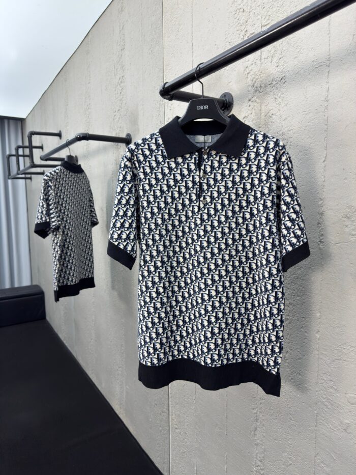 Polo moderne con pattern astratti in bianco e nero su muro in cemento, stile minimalista e contemporaneo.