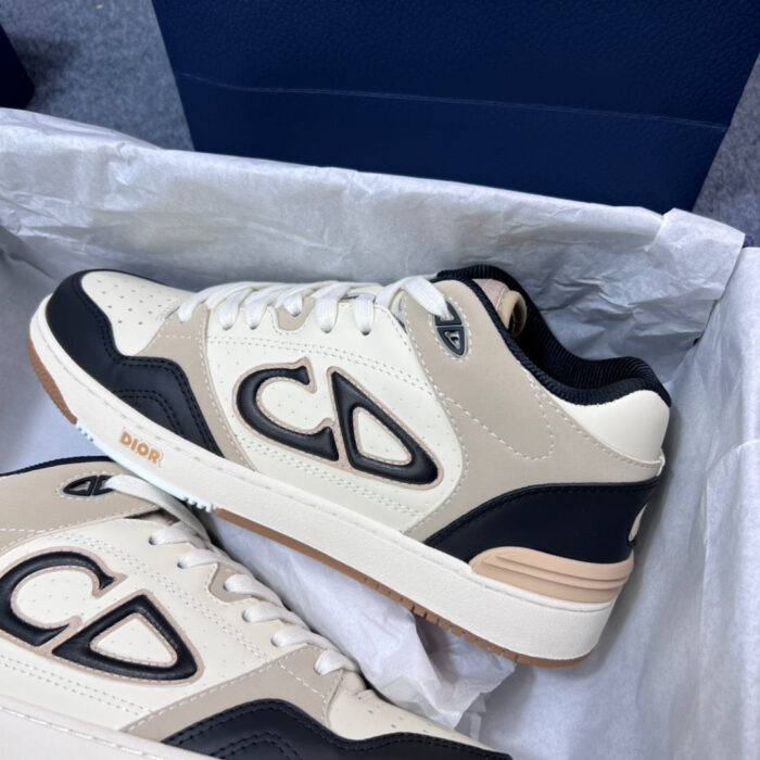 Sneaker casual beige con logo stilizzato, suola in gomma antiscivolo e stile moderno elegante.