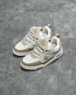 Sneaker estiva in crema e tannino, comfort, stile moderno e suola antiscivolo, versatile e elegante.