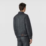 Giacca moderna in denim con pantaloni coordinati, stile minimal e look elegante e casual.