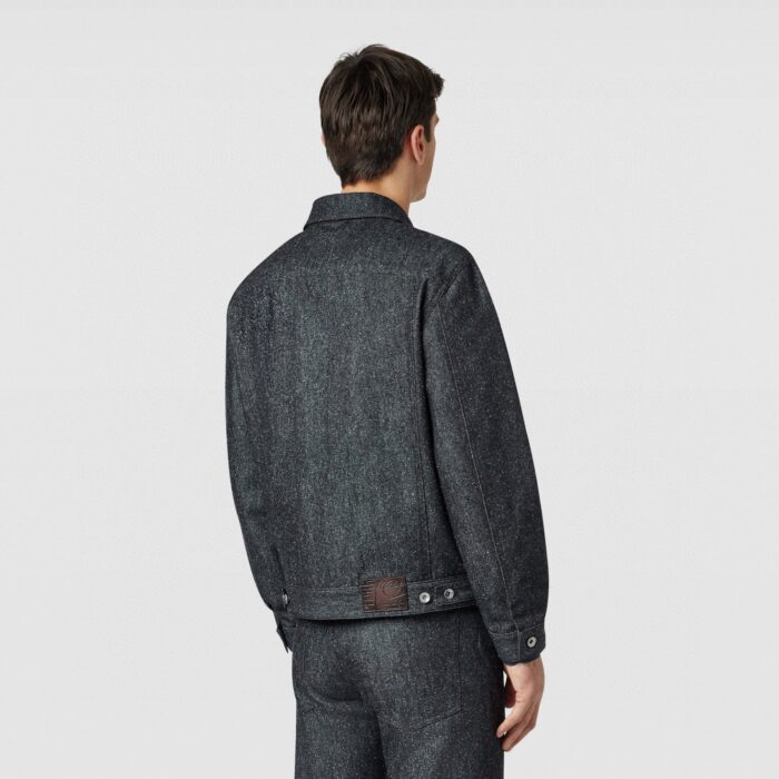 Giacca moderna in denim con pantaloni coordinati, stile minimal e look elegante e casual.