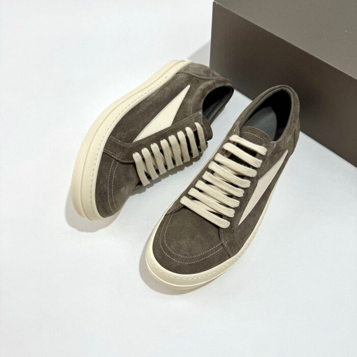 Sneakers in suede grigio con dettagli bianchi, stile moderno, comfort e versatilità.