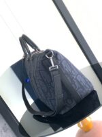 Borsa nera di design moderno, con monogramma e dettagli in metallo, elegante e versatile.