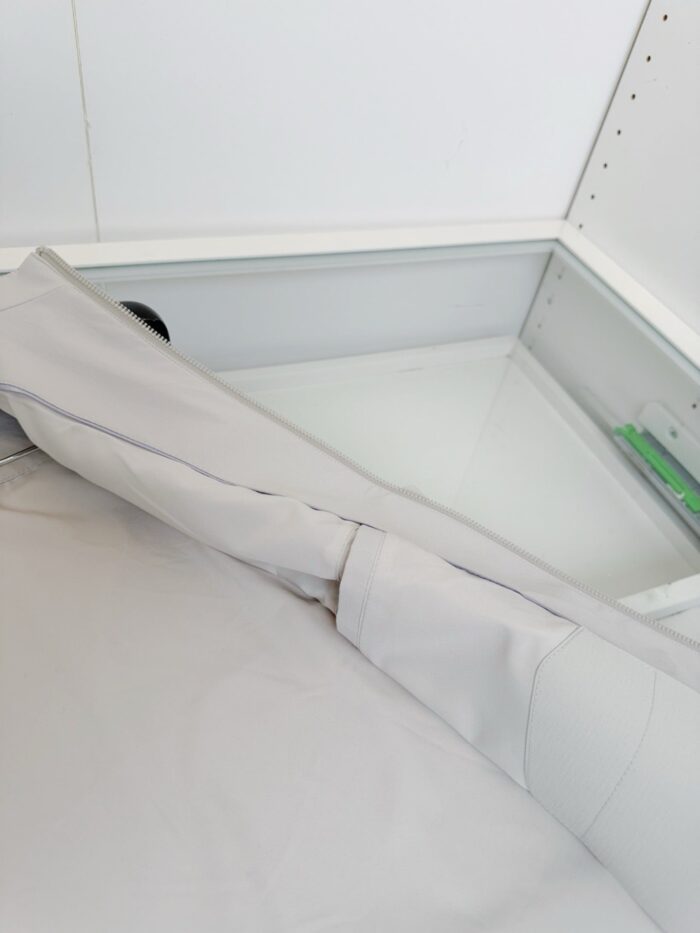 Cuscino morbido in tessuto grigio su tavolo in vetro per terapia e relax.