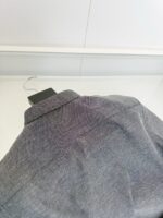 Camicia grigia casual con colletto classico, tessuto morbido e versatile, ideale per ogni occasione.