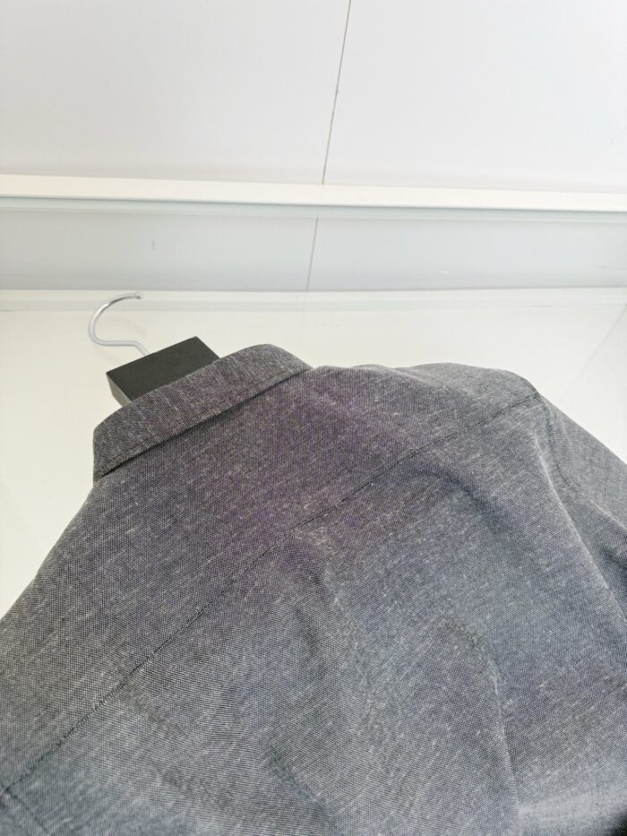 Camicia grigia casual con colletto classico, tessuto morbido e versatile, ideale per ogni occasione.