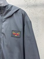 Giacchetto grigio moderno con patch colorato e design minimalista per stile e funzionalità.