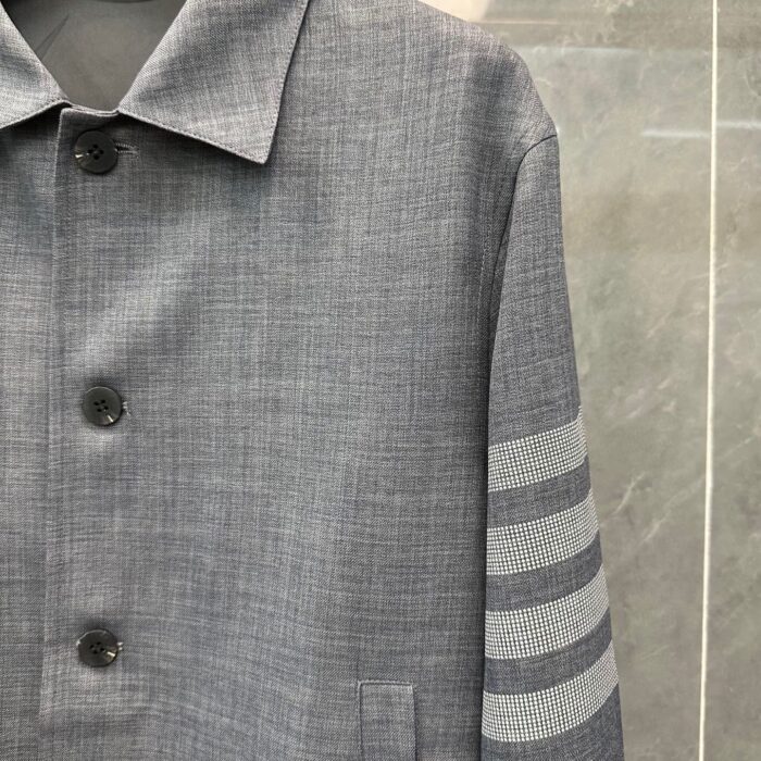 Giacca grigia elegante con dettagli sportivi, ideale per stile e funzionalità.