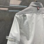 Camicia moderna con colletto grigio, dettagli eleganti e manicherollar in stile casual chic.