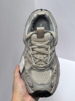 Sneaker grigia moderna in primo piano con dettagli di design, comfort e suola antiscivolo.