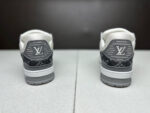 Sneaker di lusso bianca e grigia con logo LV, design elegante e dettagli moderni.