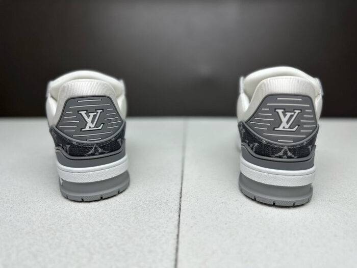 Sneaker di lusso bianca e grigia con logo LV, design elegante e dettagli moderni.