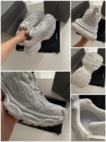 Sneakers grigie moderne con suola chunky, design ventilato e comfort quotidiano.