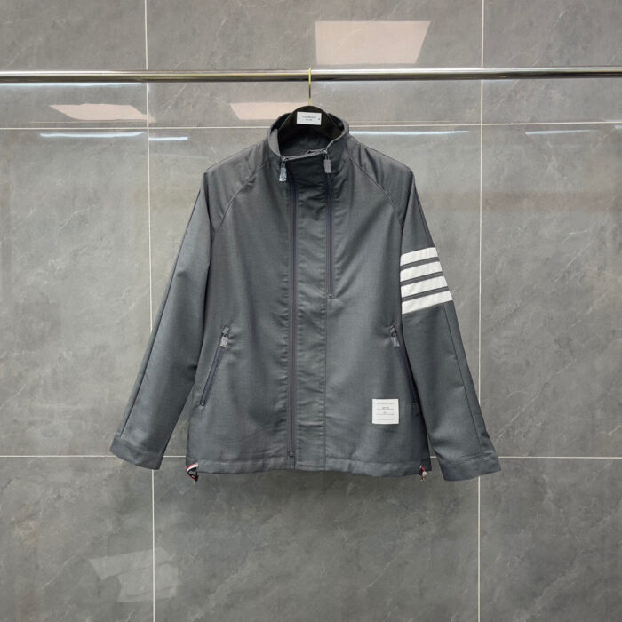 Giacca sportiva grigia con Strisce Bianche, stile moderno, leggero e versatile per ogni occasione.