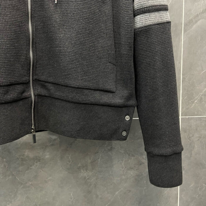Giacca moderna grigia in tessuto a nodulo con dettagli sportivi e zip frontale elegante.