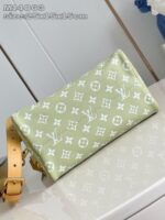 Borsa Louis Vuitton verde pastello con monogramma iconico, tracolla in pelle regolabile elegante.