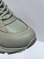 Sneaker verde moderna con dettagli in mesh e pelle, perfetta per stile e comfort casuale.