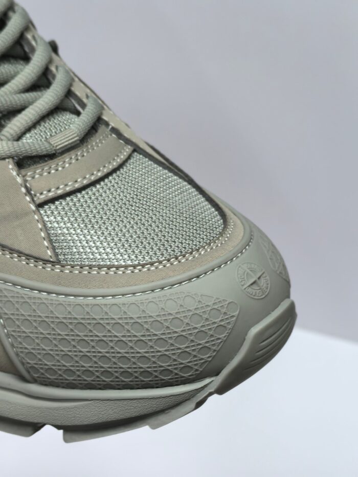 Sneaker verde moderna con dettagli in mesh e pelle, perfetta per stile e comfort casuale.
