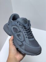 Sneaker grigia moderna, traspirante, leggera e stabile per sport e uso quotidiano.