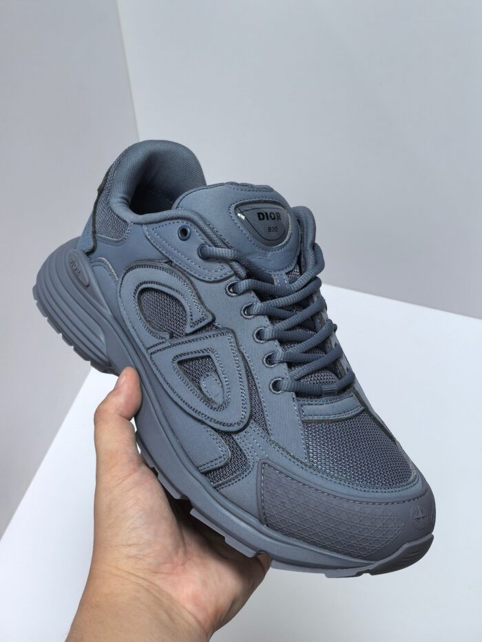 Sneaker grigia moderna, traspirante, leggera e stabile per sport e uso quotidiano.