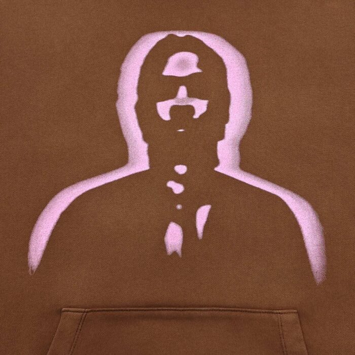 Felpa marrone con silhouette rosa di uomo elegante, stile minimalista e moda moderna.