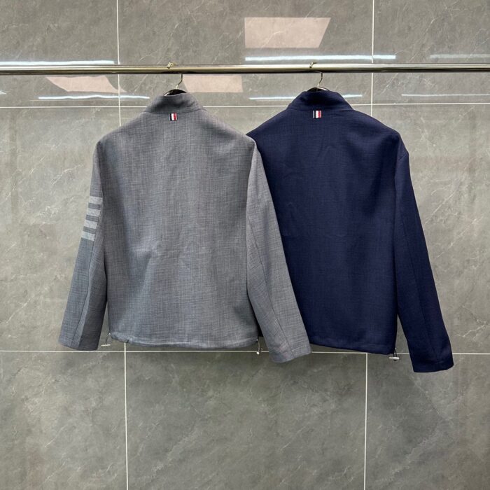 Giacca grigia e blu navy moderne, stile minimalista, perfette per look casual e sofisticati.
