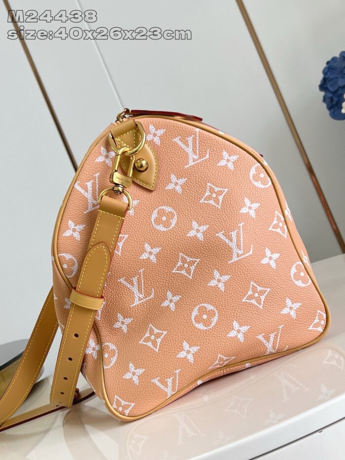Borsa Louis Vuitton in color pesca con monogramma bianco, elegante e moderna, 40x26x23 cm.
