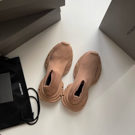 Sneaker sock in pesca, accessori Balenciaga e packaging minimalista, stile sofisticato e moderno.