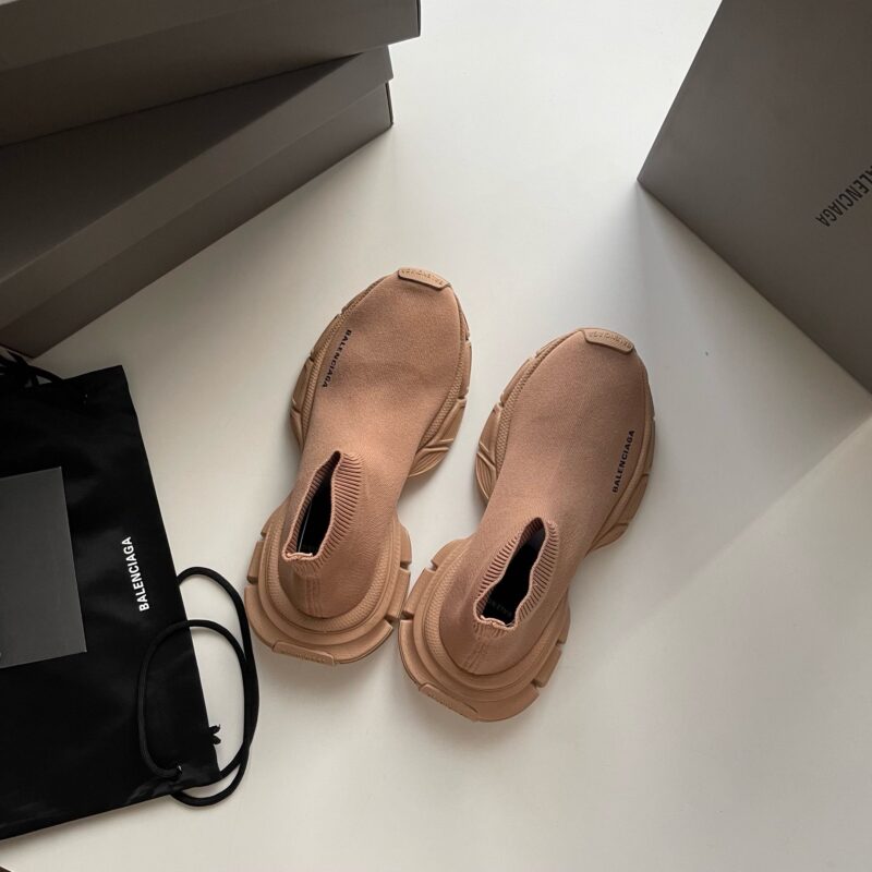 Sneaker sock in pesca, accessori Balenciaga e packaging minimalista, stile sofisticato e moderno.