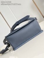 Borsa blu moderna con dettagli eleganti e tracolla regolabile, perfetta per ogni occasione.
