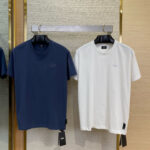 T-shirt minimalista navy e bianco, stile moderno e versatile, senza pattern, con logo discreto.