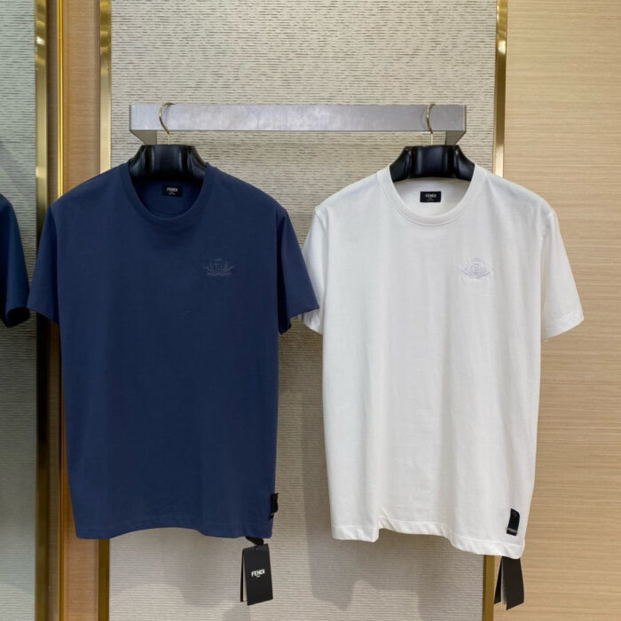 T-shirt minimalista navy e bianco, stile moderno e versatile, senza pattern, con logo discreto.