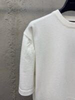 Maglietta bianca minimalista su sfondo industriale, ideale per uno stile casual e versatile.