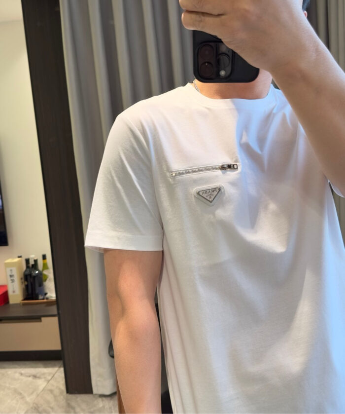 Maglietta bianca moderna con taschino logo, stile minimalista e look elegante da uomo.