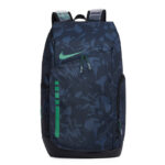 Zaino Nike navy con logo verde, ideale per sport, scuola e outdoor, resistente e pratico.