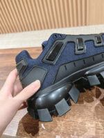 Sneaker Navy moderna con suola antiscivolo e dettagli in plastica per outdoor e performance.