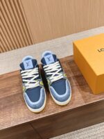 Scarpe da ginnastica navy di design moderno con lacci bianchi, confezione arancione elegante.